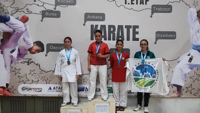 Akyazılı karateciler madalyaları topladı