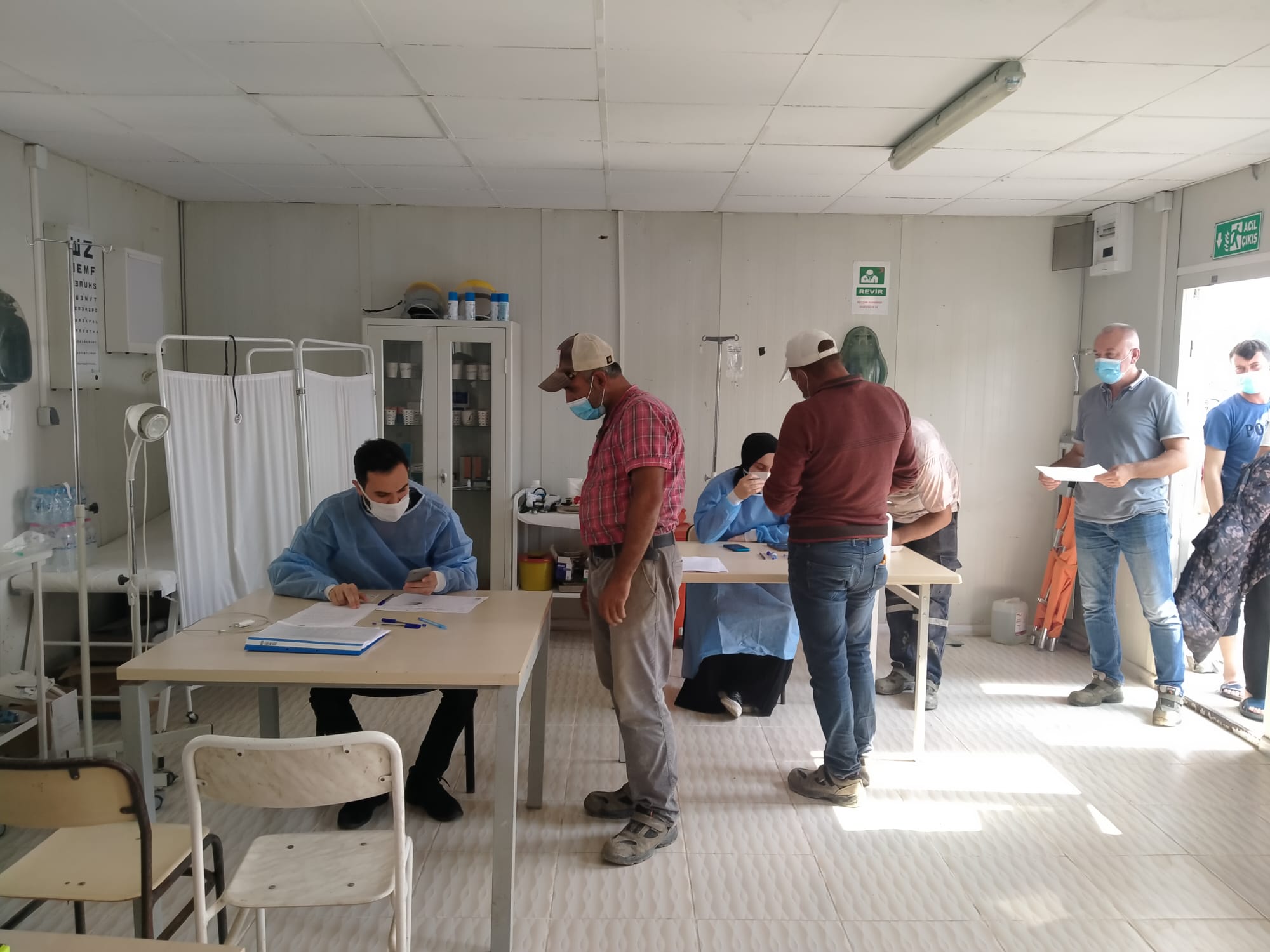 Akyazılılardan aşı çadırına yoğun ilgi