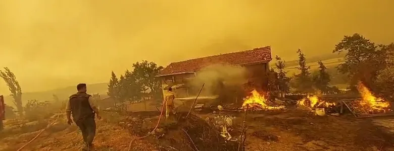 Alevler 3 köyü yuttu; Yürek yakan kareler