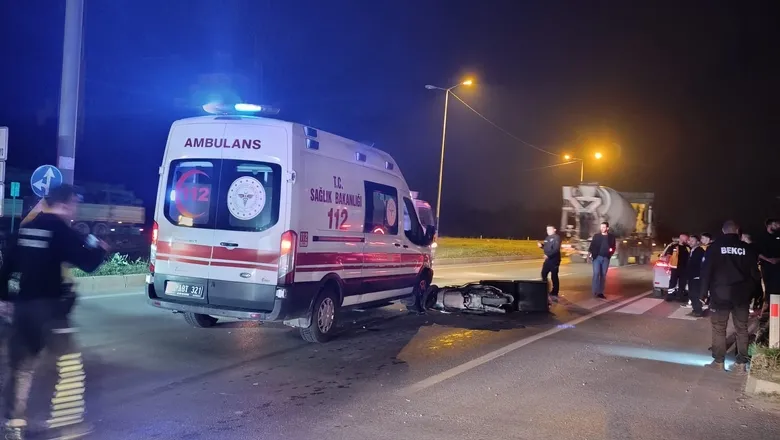 Ambulans ile moto kurye çarpıştı