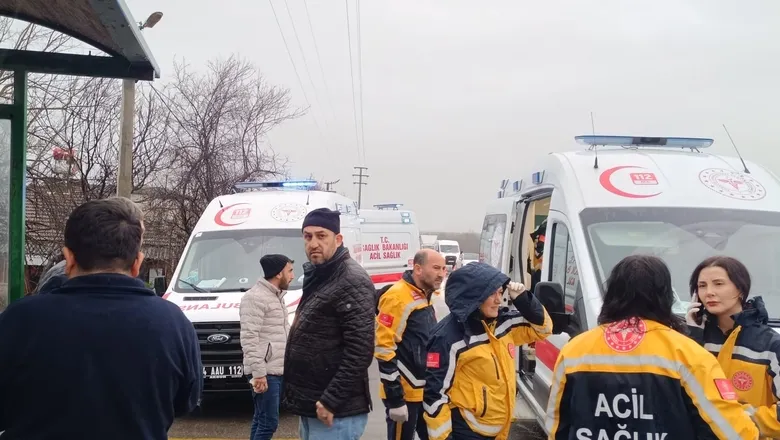 Ambulans ve işçi servisinin çarpıştı: 11 yaralı var