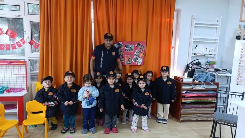 Anaokulu öğrencileri itfaiyeciliği tanıdı