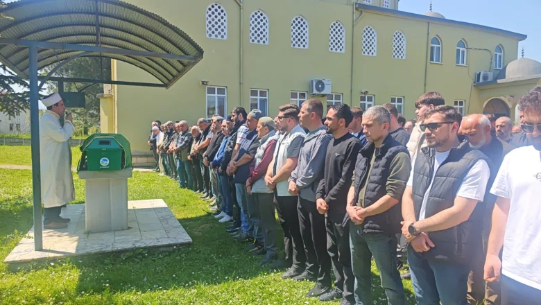 Annesinin yatağında ölü bulduğu gence acı veda