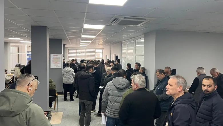 APP plaka kuyrukları sürüyor