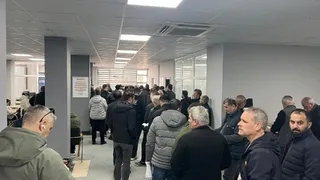 APP plaka kuyrukları sürüyor