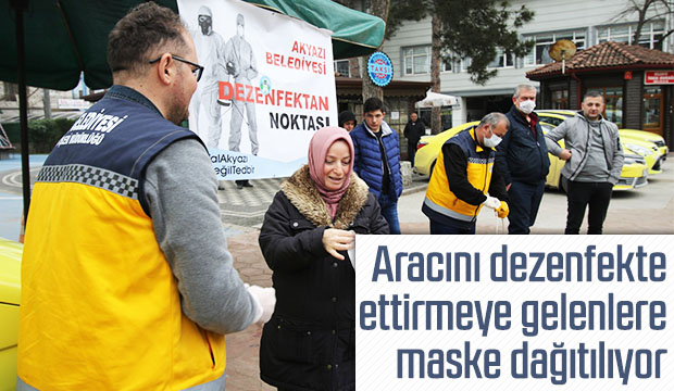 Aracını Dezenfekte etmeye gelenlere maske dağıtılıyor