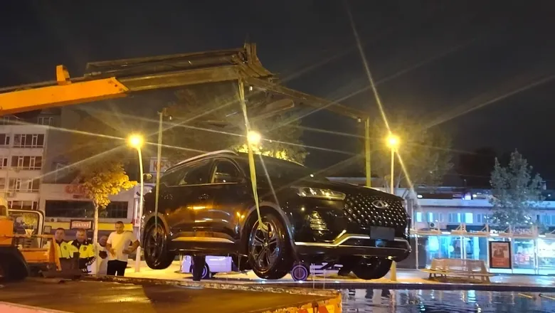 Araçla süs havuzuna girdi, navigasyonu suçladı