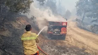 Arazöz alevlerin ortasında kaldı