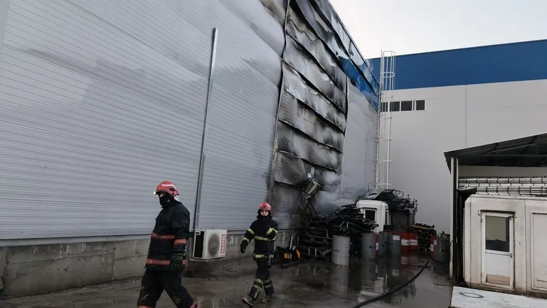 Arifiye'de lojistik deposunda yangın