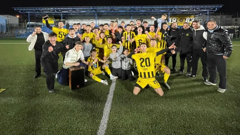 AS Akyazıspor U-18 Takımı şampiyon oldu