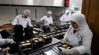 Aşevinde pişen çeşit çeşit yemek yüzlerce hanenin iftar sofralarına ulaşacak