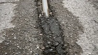 Asfalt yama bozuldu; Motosikletliler risk altında