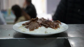 Asırlık yaşına rağmen dönerciliği sürdürüyor