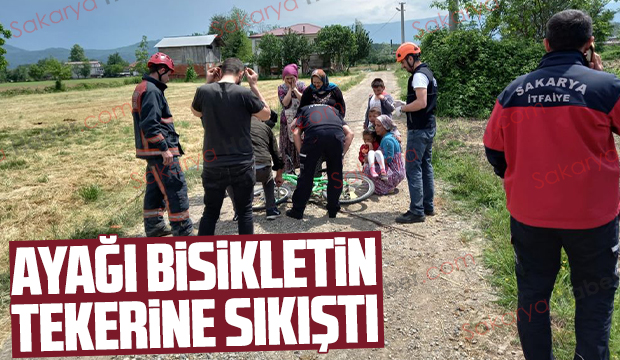 Ayağı bisikletin tekerine sıkıştı
