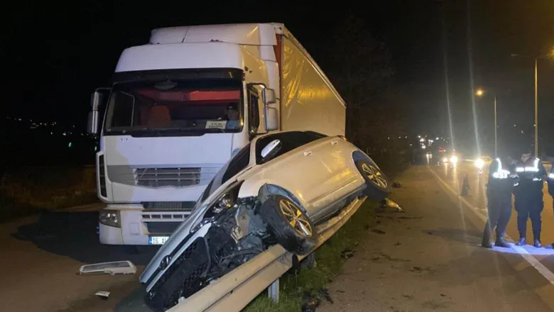 Bariyerlerin üzerine çıkarak sürüklendi: 4 yaralı