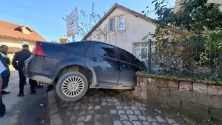 Başka araçla çarpışan otomobil duvarı yıkıp bahçeye daldı