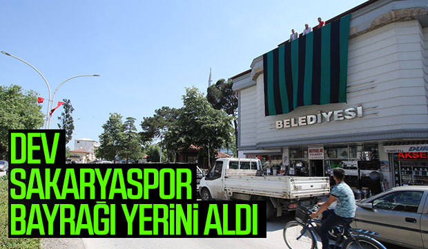 Belediye Binasına Sakaryaspor Bayrağı Asıldı