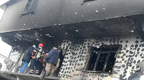 Bina yandı, kış günü evsiz kaldılar