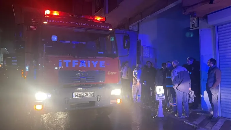 Binaya düşen yıldırım mahalleyi sokağa döktü