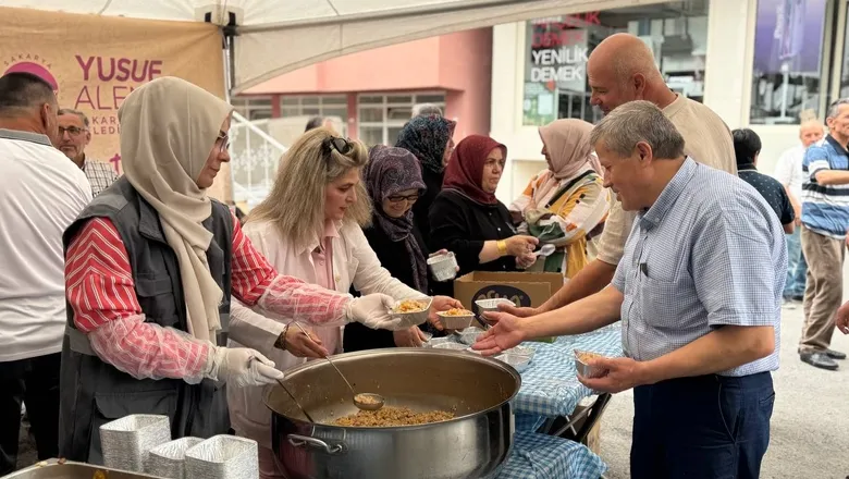 Binlerce kişi aşureyi tattı, hem diller hem de gönüller lezzet buldu