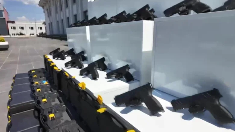 Bir minibüs dolusu silah ve malzemeleri ele geçirildi