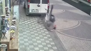 Bisikletli araca çarpıp düştü; işte o anlar