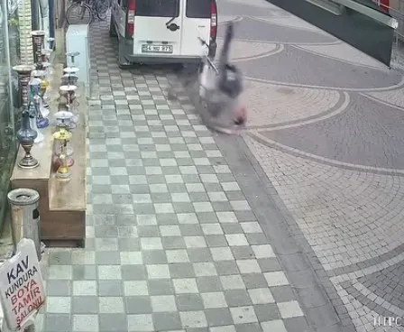 Bisikletli araca çarpıp düştü; işte o anlar