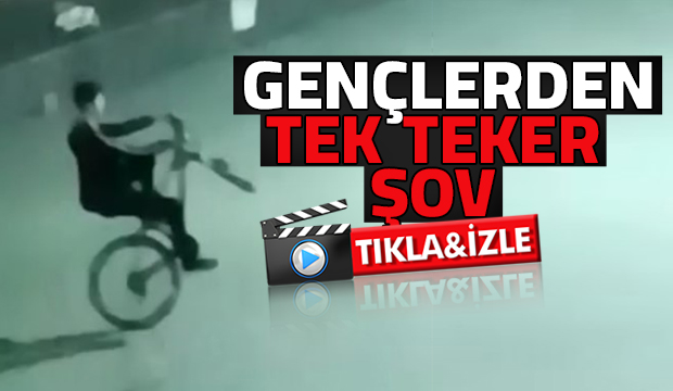 Bisikletli gençlerden tek teker şov