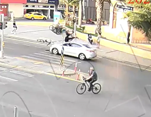 Bisikletli havaya uçtu! Dehşet anları kamerada