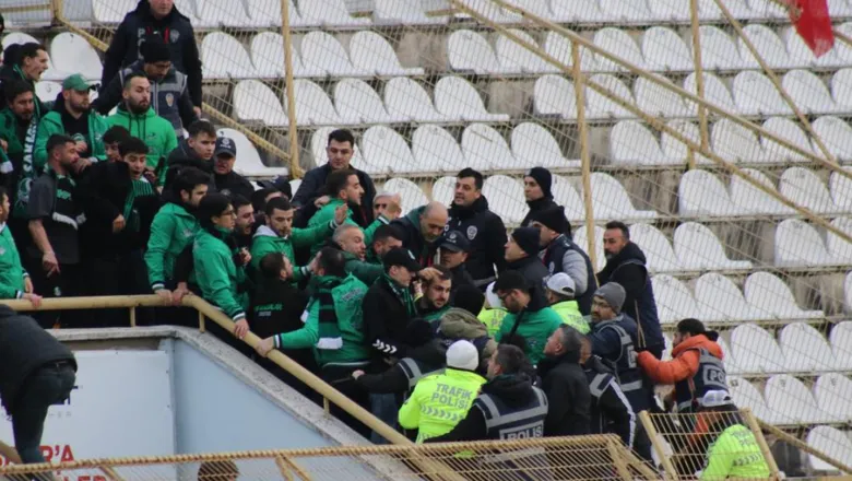 Boluspor-Sakaryaspor maçında tribünler karıştı