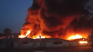 Boya imal edilen eski tavuk çiftlikleri alev alev yandı
