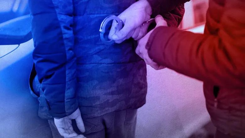 Böyle arkadaş olmaz olsun; Altınları gasp etmeye çalıştı