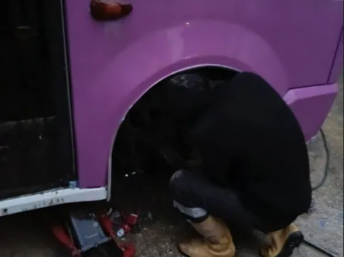 Bozuk yolda lastiği koptu!