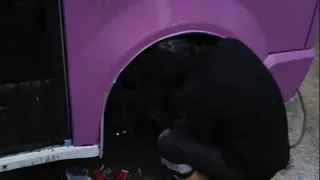 Bozuk yolda lastiği koptu!