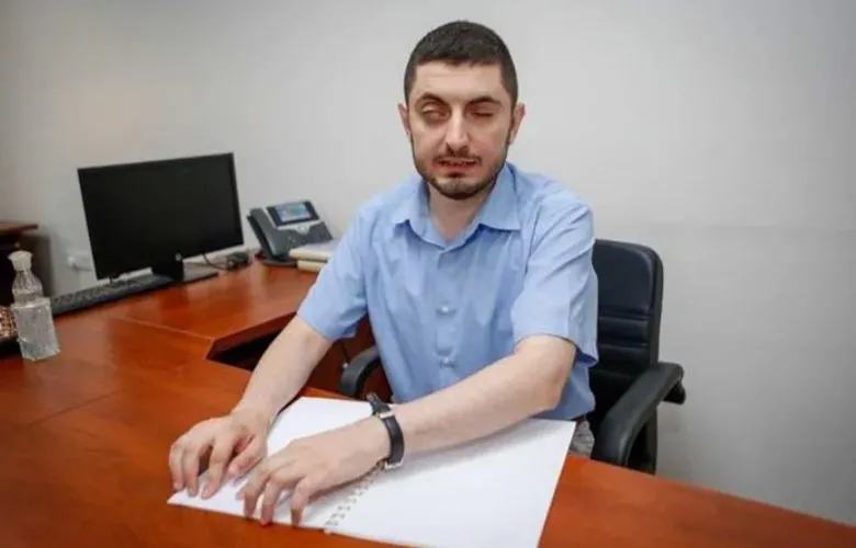 Braille alfabesiyle Kur’an öğretiyor, engel tanımıyor