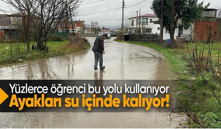 Bu yoldan ayaklarınız ıslanmadan geçmek mümkün değil