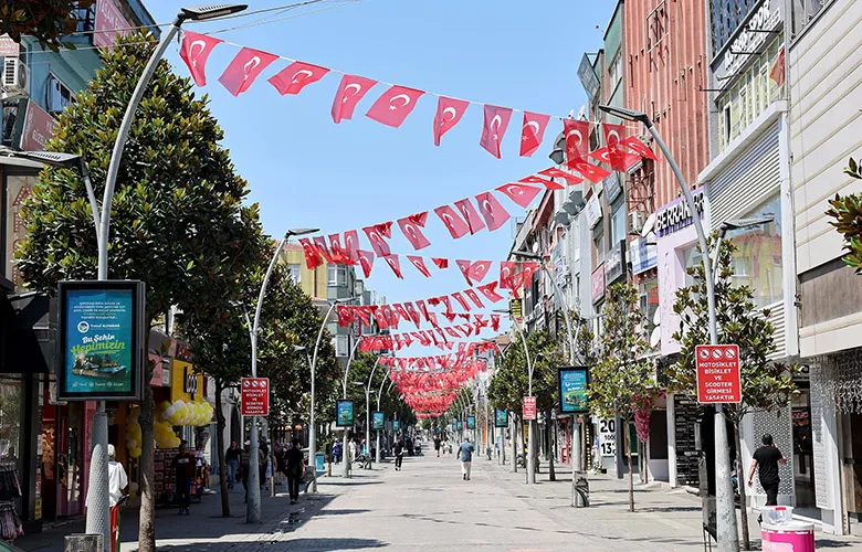 Büyükşehir şehri şehri al-yıldızlı Türk bayraklarıyla donattı