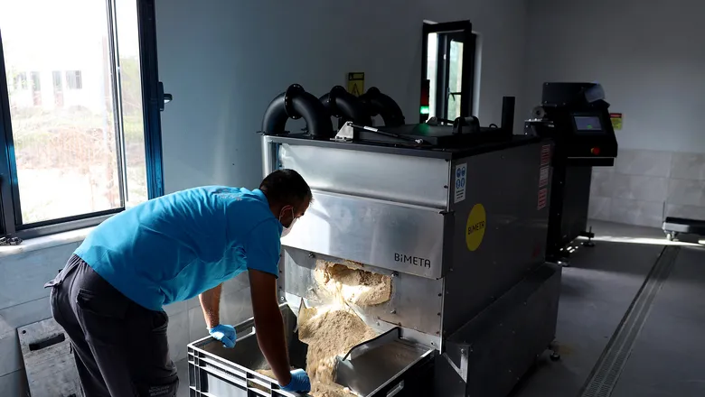 Büyükşehir yemek atıklarını mamaya dönüştürüyor