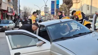 Caddede kaza yaptı, araçtan inmeyip ekiplere direndi