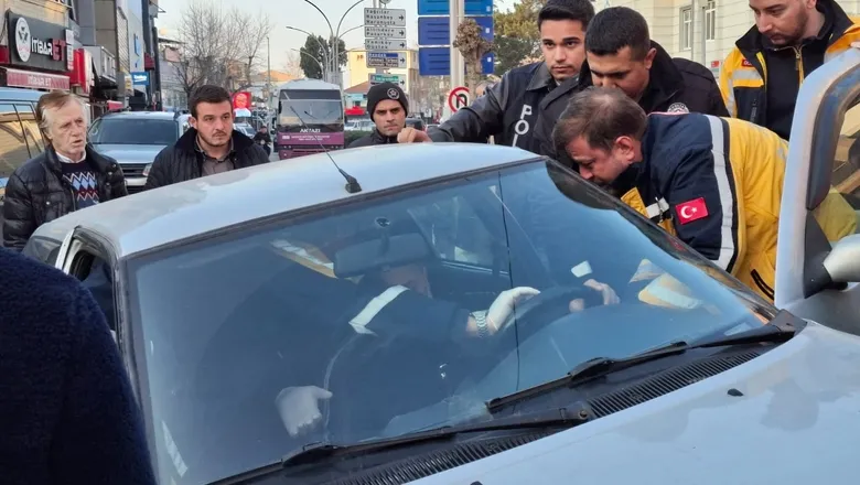 Caddede kaza yaptı, araçtan inmeyip ekiplere direndi