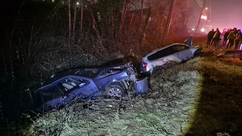 Çarpışan araçlar kanala uçtu: 6 yaralı