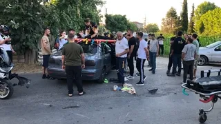 Çarpıştığı otomobilin tavanının üzerine düştü