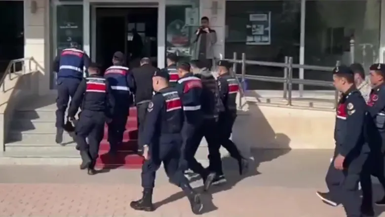 Casus kulaklıkla ehliyet sınavına sokuyorlardı; O çete çökertildi