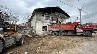 Çatıdan düşen yaşlı adam ağır yaralandı