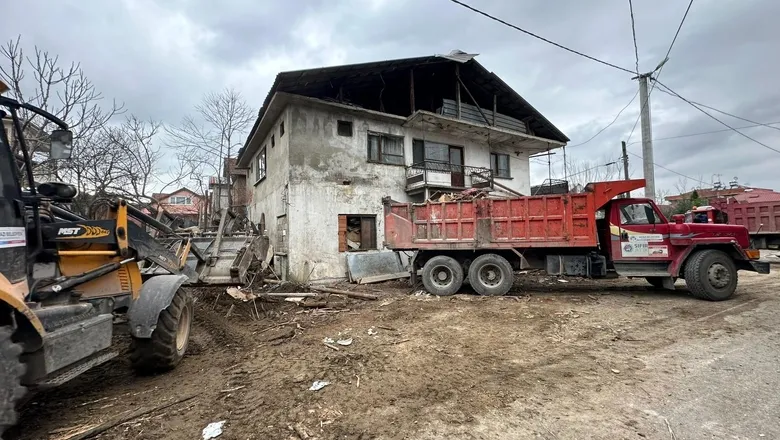 Çatıdan düşen yaşlı adam ağır yaralandı