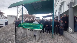 Çatıdan düşen yaşlı adam toprağa verildi