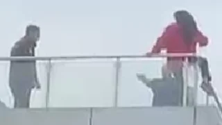 Çatıya çıkan kadın yürekleri ağza getirdi