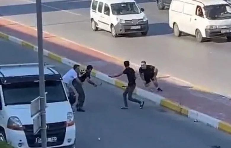 Çekiç ve sopalarla birbirlerine girdiler