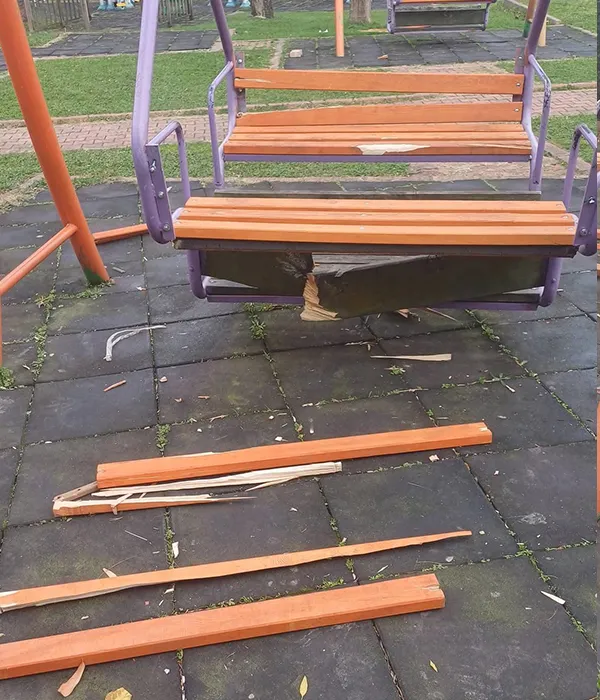 Çocuğu salıncaktan düştü, balyozla parkı parçaladı