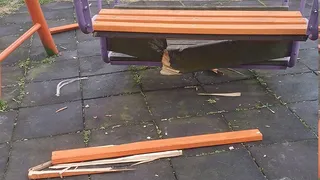 Çocuğu salıncaktan düştü, balyozla parkı parçaladı